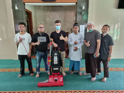 Hamra Makina HM61 di ruang shalat pada karpet masjid