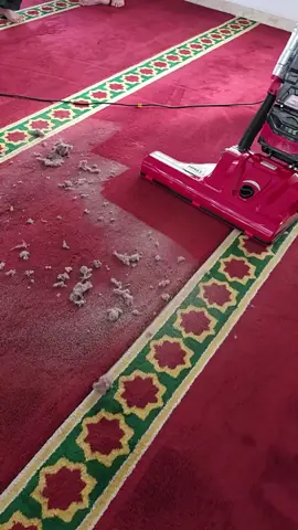 Hamra Makina HM61 membersihkan karpet masjid; debu terlihat di depan sikat