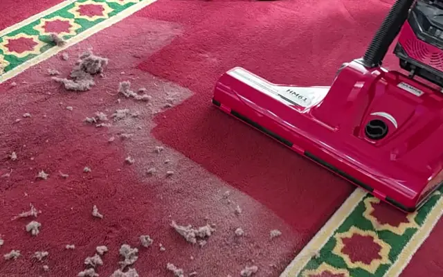 Kepala sikat Hamra Makina HM61 mengangkat debu dari karpet