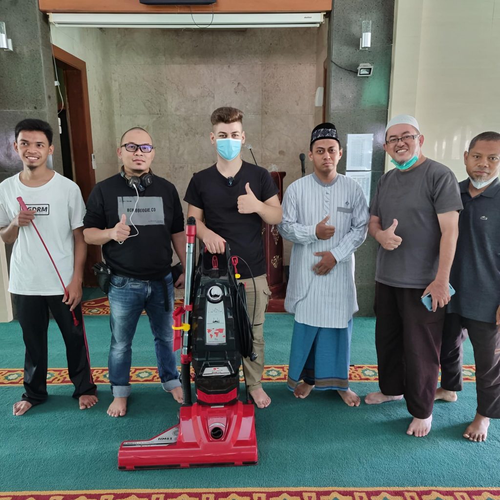 Pengurus masjid bersama unit Hamra Makina HM61 di ruang shalat